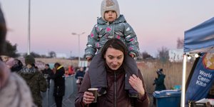 Ουκρανοί πρόσφυγες γυναικα παιδι στους ωμους