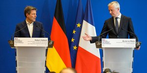 O Γερμανός υπουργός Οικονομίας Ρόμπτερτ Χάμπεκ και ο Γάλλος ομόλογος του Μπούνο Λεμέρ (δεξιά) 