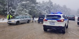 περιπολικό στη χιονισμένη Αθήνα