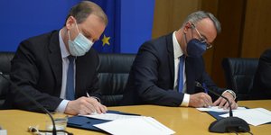 Ο Κώστας Καραμανλής και ο Χρήστος Σταϊκούρας