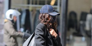 γυναίκα με παλτό και καπέλο