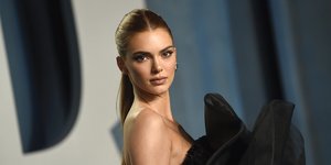 η Κένταλ Τζένερ με μαύρο φόρεμα