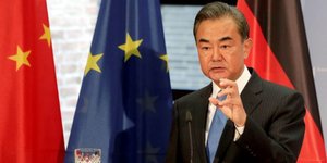 Ο Κινέζος ΥΠΕΞ συνομίλησε με τον Ουκρανό ομόλογό του