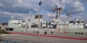 Κόκκινες μπογιές σε πλοίο του ΝΑΤΟ πέταξαν μέλη του ΚΚΕ και της ΚΝΕ