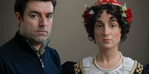 Θοδωρος Κοκκινίδης με το κερινο ομοίωμα της Μαντως Μαυρογένους 