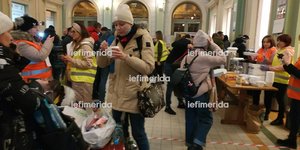 Πλήθος κόσμου εγκαταλείπει την εμπόλεμη Ουκρανία μέσω της Πολωνίας