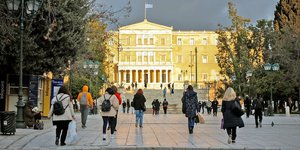 Κόσμος περπατά στην πλατεία Συντάγματος εν μέσω πανδημίας του κορωνοϊού