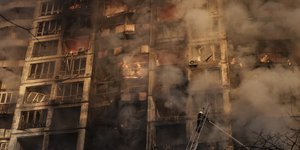 Βομβαρδισμένο κτήριο του Κιέβου τυλίχθηκε στις φλόγες