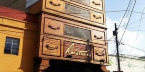 Μπορεί να μοιάζει με μια γιγάντια συρταριέρα, αλλά αυτό το κτίριο στη Μπογκοτά της Κολομβίας είναι στην πραγματικότητα ένα κατάστημα επίπλων