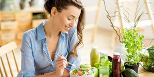 Γυναίκα τρώει σαλάτα