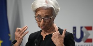 Κριστίν Λαγκάρντ χερια απορει 