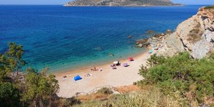 παραλία με γαλάζια νερά στην Αττική