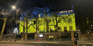 Δημοσιογράφοι στο Λονδίνο φωταγώγησαν την πρεσβεία της Ρωσίας με τα ουκρανικά χρώματα