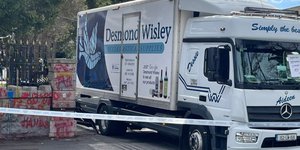 Φορτηγό χτύπησε τις πύλες της ρωσικής πρεσβείας στο Δουβλίνο