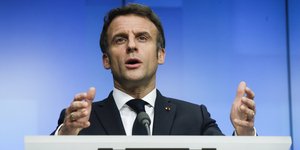 Εμανουέλ Μακρόν χερια ποντιουμ 