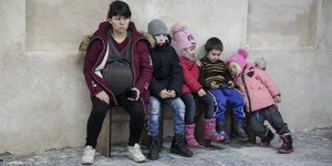 Μια έγκυος γυναίκα στη Μαριούπολη με τα παιδιά της