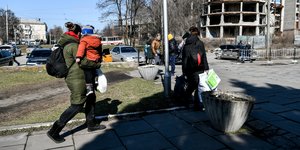 Οικογένεια φεύγει από τη Μαριούπολη της Ουκρανίας