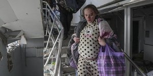 Από τον βομβαρδισμό του μαιευτηρίου στη Μαριούπολη