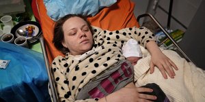 Η νεαρή blogger από την Μαριούπολη αγκαλιά με το μωρό της