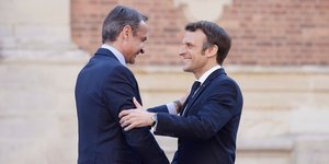 Ο Εμανουέλ Μακρόν υποδέχεται εγκάρδια τον Κυριάκο Μητσοτάκη στις Βερσαλίες για τη Σύνοδο Κορυφής της ΕΕ