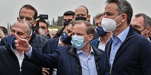 O πρωθυπουργός με τον Κ. Καραμανλή και τον Γ. Καραγιάννη