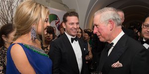 Ο Νικ Κάντι με τη σύζυγό του Χόλι Βάλανς και τον πρίγκιπα Κάρολο