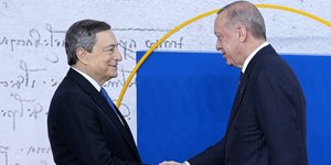 Ο Ιταλός πρωθυπουργός Μάριο Ντράγκι με τον Τούρκο πρόεδρο Ρετζέπ Ταγίπ Ερντογάν