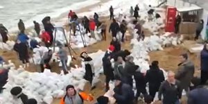Κάτοικοι της Οδησσού φτιάχνουν σάκους με άμμο για τον στρατό