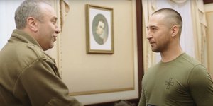 Ο Ουκρανός στρατιώτης (δεξιά) υπερασπιστής της Οφιούσας, παραλαμβάνει το μετάλλιο 