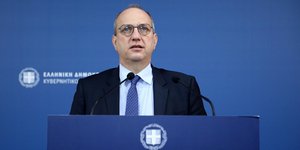 Γιάννης Οικονόμου ενημερωση κοιταει μπροστα