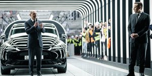 Ο Όλαφ Σολτς και ο Έλον Μασκ στα εγκαίνια του εργοστασίου της Tesla στη Γερμανία