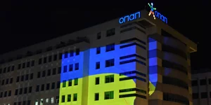 Κεντρικά γραφεία ΟΠΑΠ στα χρώματα της ουκρανικής σημαίας