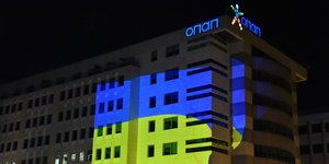 Κεντρικά γραφεία ΟΠΑΠ στα χρώματα της ουκρανικής σημαίας