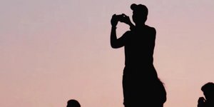 Προς τα πού κοιτάζει ο άνδρας σε αυτή την οπτική ψευδαίσθηση;