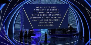 Με μηνύματα μέσω γιγαντοοθόνης έγινε η μόνη αναφορά στον πόλεμο της Ουκρανιας