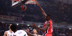 Ο Φαλ καρφώνει στο ματς του Ολυμπιακού με τον Παναθηναϊκό στο ΣΕΦ