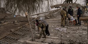 Στρατιώτες βοηθούν αμάχους σε βομβαρδισμένη πόλη στην Ουκρανία 