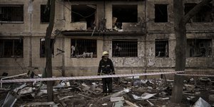 Πολυκατοικία στο Κίεβο μετά από επίθεση από ρωσικά πυρά