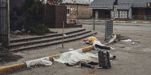 Η οικογένεια του Ουκρανού Σεργκέι Περεμπίνις κείτεται νεκρή σε πεζοδρόμιο στο Ιρπίν