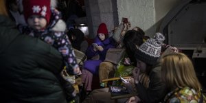 Γυναίκες κρύβονται σε καταφύγια στην Ουκρανία