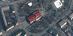 Η λέξη «ΠΑΙΔΙΑ» διακρίνεται έξω από το θέατρο της Μαριούπολης που βομβαρδίστηκε