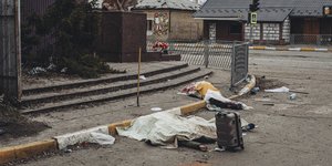 Η φωτογραφία της νεκρής οικογένειας στην Ουκρανία που κείτεται στο δρόμο