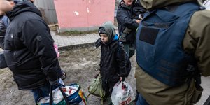 Ουκρανοί προσπαθούν να φύγουν από την Μαριούπολη 