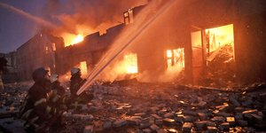 Εισβολή στην Ουκρανία: Φωτιά από βομβαρδισμό στο Κίεβο