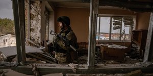 Ουκρανία: Στρατιώτης αναμένει τη ρωσική επίθεση μέσα στα ερείπια