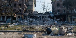 Εισβολή στην Ουκρανία: Καταστροφές από ρωσικούς βομβαρδισμούς