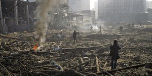 Εικόνες καταστροφής από το βομβαρδισμένο εμπορικό κέντρο στο Κίεβο