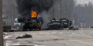 Εισβολή στην Ουκρανία: Στις φλόγες ρωσικό τεθωρακισμένο από τις μάχες στο Χάρκοβο