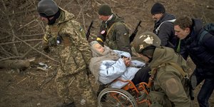 Εισβολή στην Ουκρανία: Ουκρανοί στρατιώτες μεταφέρουν ηλικιωμένη γυναίκα στο Ιρπίν