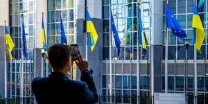 Το κτίριο του Ευρωπαϊκού Κοινοβουλίου στα χρώματα της Ουκρανίας